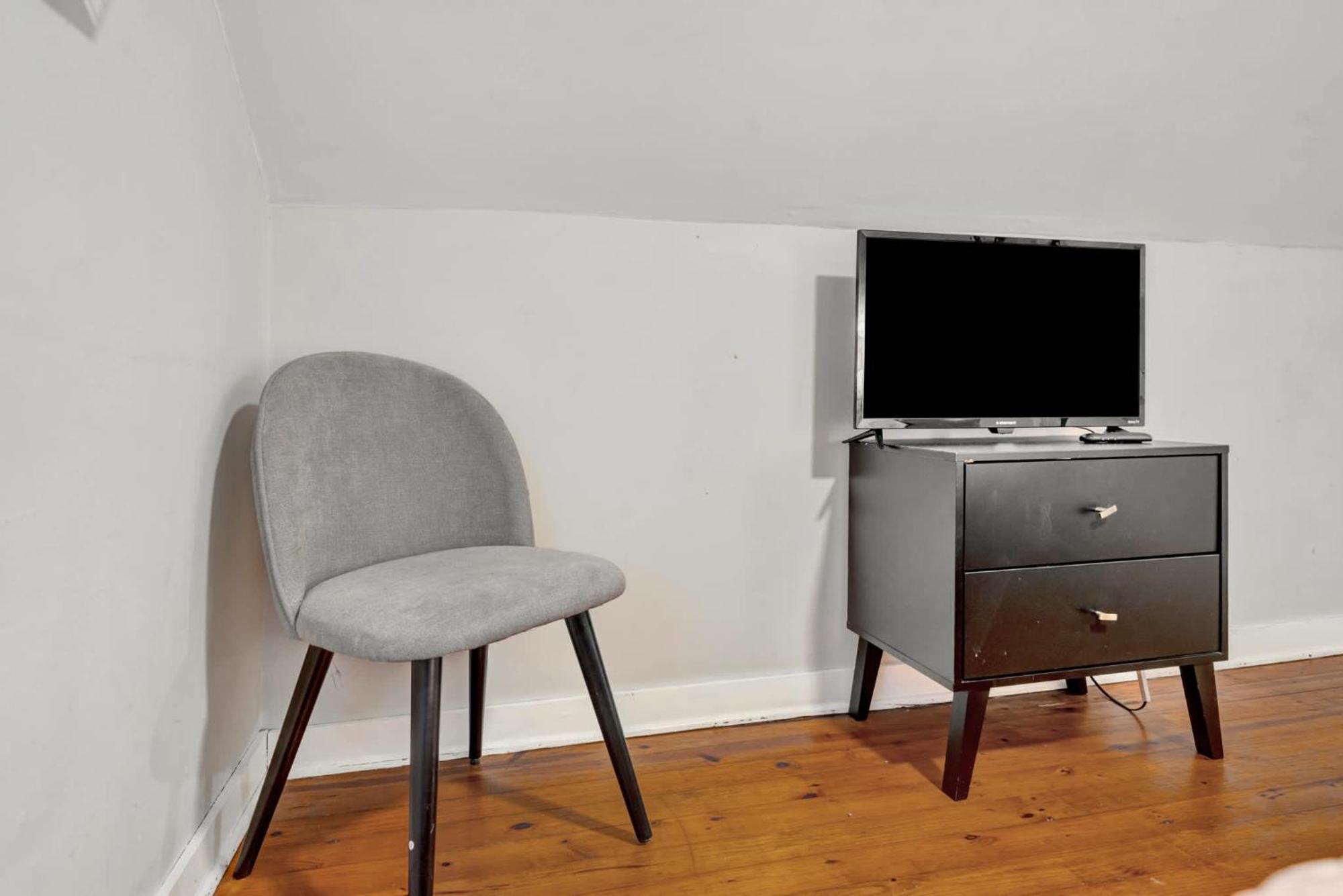 Spacious 4br With Cozy Vibes In *