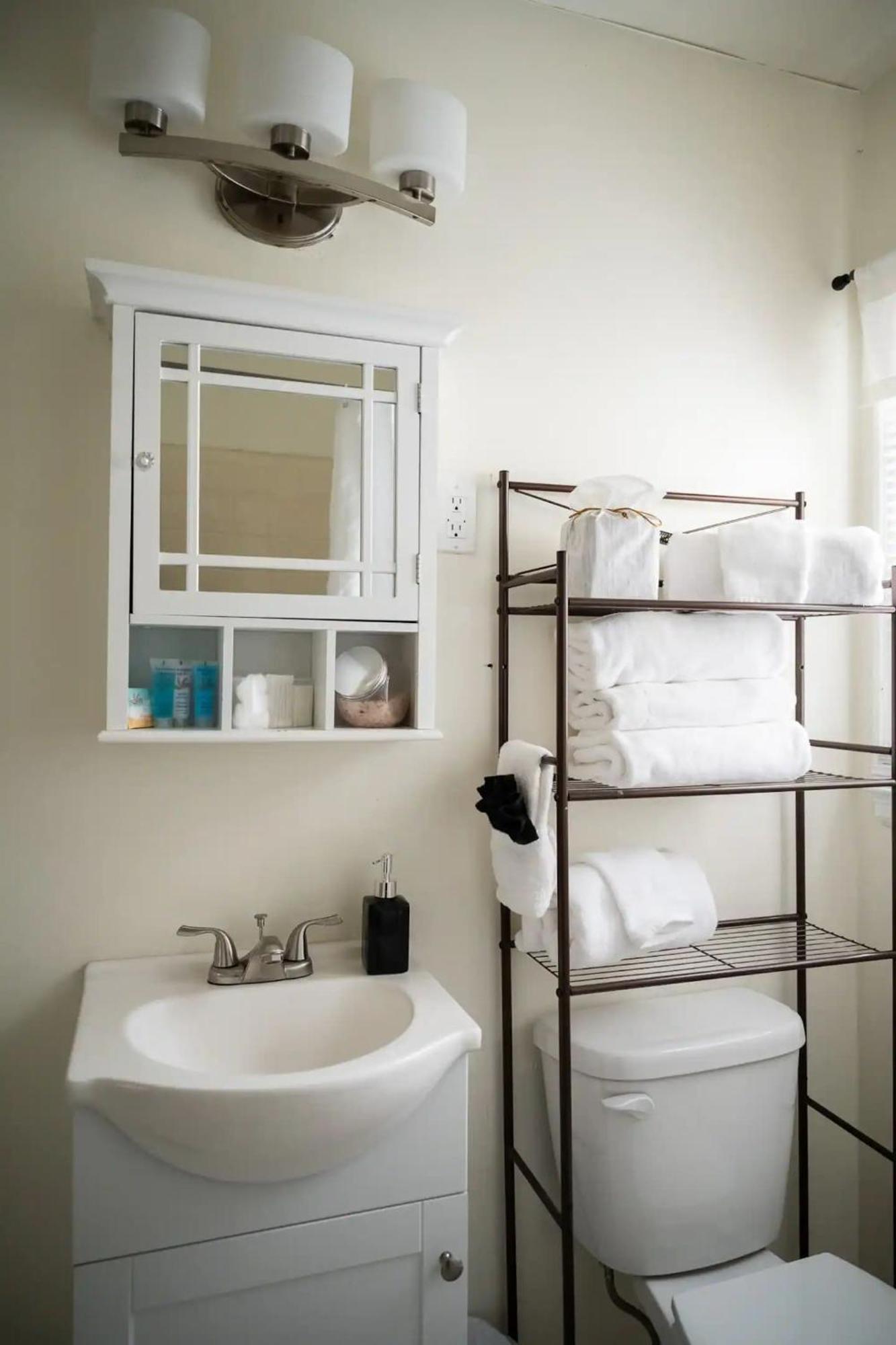 Spacious 4br With Cozy Vibes In *